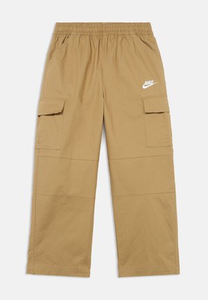 Pantaloni cargo color sabbia con elastico in vita, tasche laterali e logo bianco Nike sulla coscia destra. Realizzati in tessuto leggero.