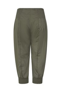 Pantaloni scurți verde măsliniu, cu talie și manșete elastice pliseate, croială lejeră, îngustându-se spre glezne.