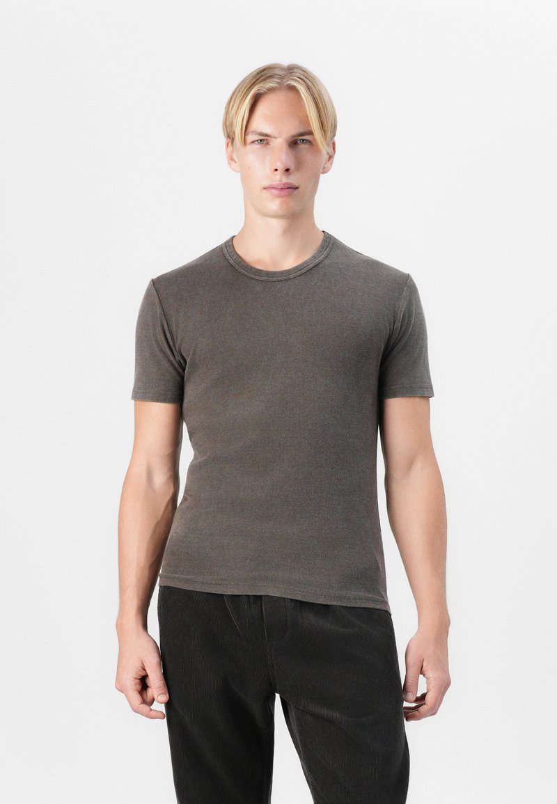 Short-sleeve, ribbed t-shirt in dark gray cotton blend, featuring a crew neckline. The fabric has a smooth texture and close-fitting shape.