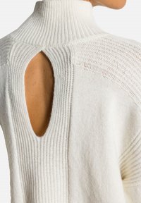 Maglione bianco in maglia con collo alto, caratterizzato da un design lavorato a trama, dettagli a coste e un'apertura a goccia sul retro.