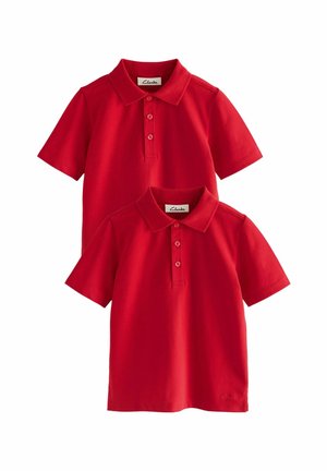 Dos camisetas de polo rojas de algodón, con mangas cortas, un collar y tres botones. Logo de "Clarks" bordado en el lado inferior.