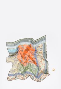 Pañuelo cuadrado de seda con patrones multicolores de cachemira y flores en naranja, verde, azul y beige, junto a un pequeño pendiente dorado sobre fondo blanco.