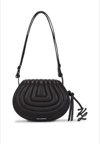 Fekete bőr válltáska íves, steppelt mintával és dombornyomott logóval. Vékony pánttal és díszítő szalaggal ellátva.