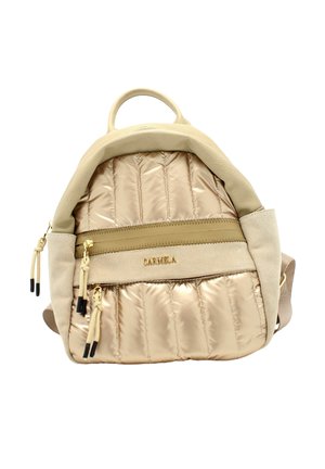 Mochila beige con un frente de nylon acolchado, acentos de ante, cremalleras dobles y un asa superior. Presenta un logo en la parte inferior del frente. Diseño compacto.