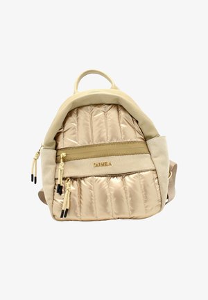 Mochila beige con un frente de nylon acolchado, acentos de ante, cremalleras dobles y un asa superior. Presenta un logo en la parte inferior del frente. Diseño compacto.