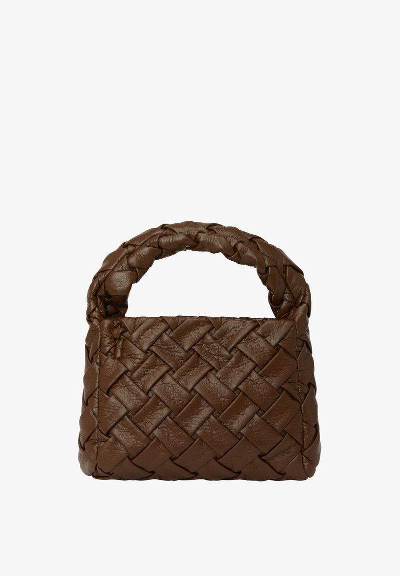 Braune geflochtene Lederhandtasche mit einem geflochtenen Griff, rechteckiger Form, strukturiertem Oberflächen und nahtloser Verarbeitung.