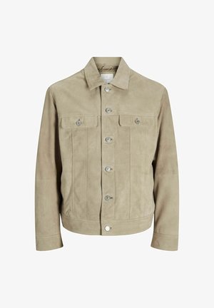 Veste en daim beige avec un col classique, des fermetures à boutons sur le devant, deux poches poitrine et une coupe droite. Texture lisse, sans motifs visibles.