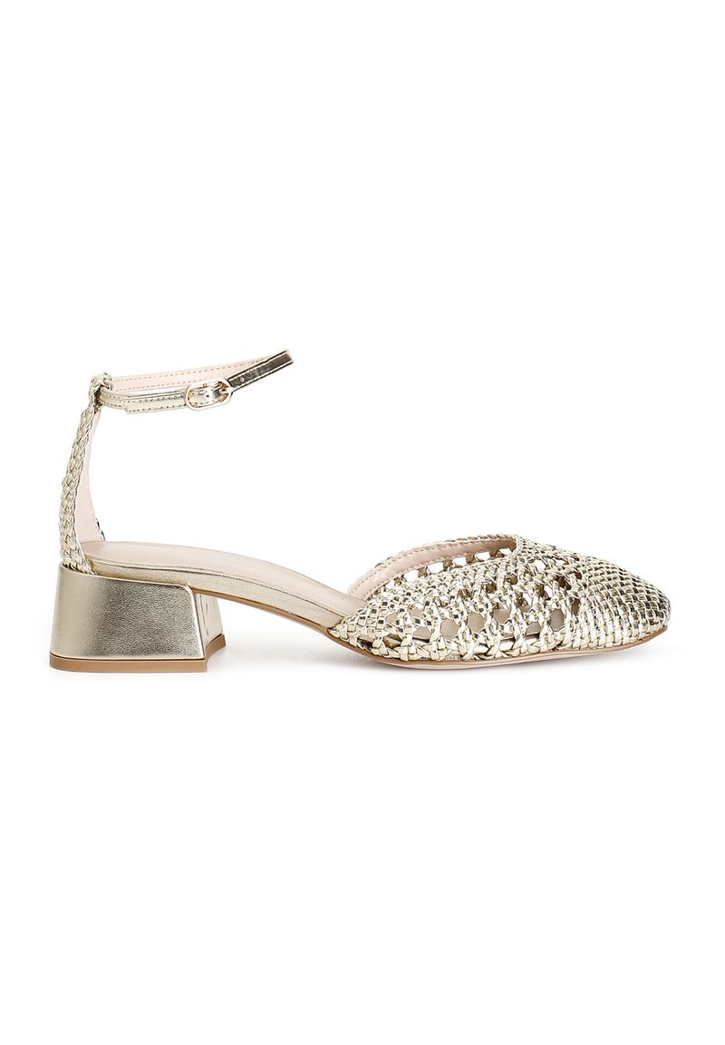 Sandalia dorada con tiras, con parte superior tejida texturizada, puntera almendra y tacón bajo. La correa del tobillo cuenta con una hebilla metálica.