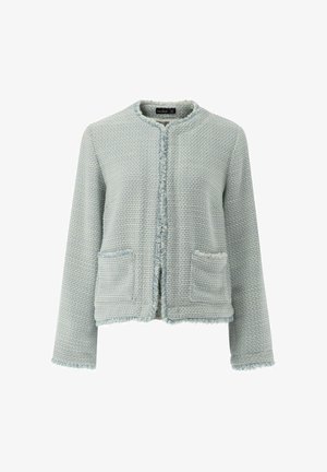 Hellblau strukturierte Jacke mit Rundhalsausschnitt, ausgefransten Kanten und zwei frontalen Taschen; lässiges, offenes Design.