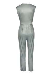 Mono gris claro con una tela suave y elástica. Diseño sin mangas, cintura ajustada y piernas entalladas con sutiles pliegues.