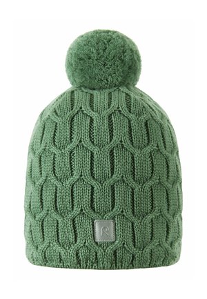 Bonnet tricoté vert avec un motif en nid d'abeille texturé et un pompon duveteux sur le dessus. Il présente une petite étiquette rectangulaire avec un logo.