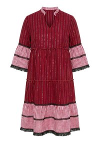 Robe midi rouge à rayures verticales, manches évasées à carreaux et ourlet, bordure en dentelle noire et détails en franges noires.