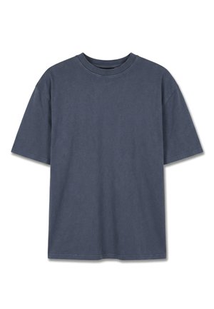 Tricou cu mânecă scurtă, gri închis, guler rotund, cu text subtil imprimat în relief pe partea stângă a pieptului, prezentat pe un fundal alb.