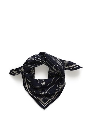 Pañoleta azul oscuro con patrones blancos de cachemira y puntos, doblada y atada en un nudo suelto sobre un fondo blanco.