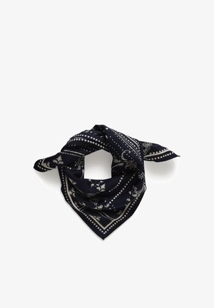 Pañoleta azul oscuro con patrones blancos de cachemira y puntos, doblada y atada en un nudo suelto sobre un fondo blanco.