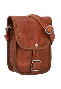 Braune Leder-Crossbody-Tasche mit Klappenverschluss, silbernen Beschlägen, sichtbaren Nähten und verstellbarem Trageriemen. Kompakte rechteckige Form.