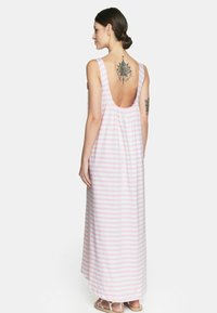 Różowo-biała, pasiasta sukienka maxi z niskim dekoltem, bez rękawów oraz marszczeniem w okolicy talii. Miękka tekstura materiału.
