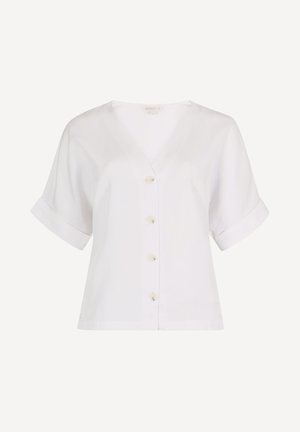 Weiße Bluse mit kurzen Ärmeln, V-Ausschnitt, vier vorderen Knöpfen und gekrempelten Ärmeln, vor einfarbigem Hintergrund präsentiert.