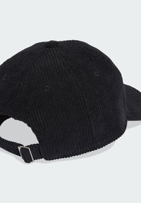 Čierna kordurová čiapka s textúrovaným povrchom, zakriveným šiltom, nastaviteľným remienkom a švovými detailmi. Pohľad zozadu ukazuje ventilačné otvory.