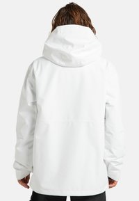 Witte waterdichte jas met een ontspannen pasvorm, voorzien van een capuchon en lange mouwen. Glad exterieur met een subtiele glans en een minimalistisch ontwerp.