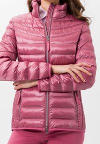 Chaqueta acolchada rosa con acabado brillante, cuello alto, cremallera frontal y bolsillos laterales, con acolchado horizontal y puños elásticos.