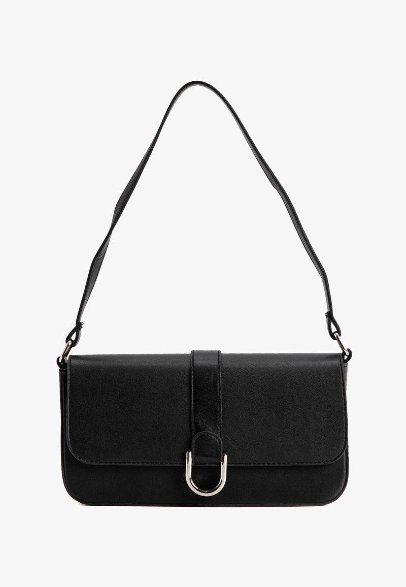 Borsa a tracolla in finta pelle nera con chiusura a patta, accessori in argento e tracolla rimovibile. Texture liscia, forma rettangolare.