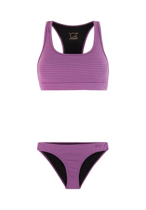 Ljubičasti kupaći kostim u dvije dijela s teksturom, s topom na leđima u obliku trkačkog dizajna i odgovarajućim donjim dijelom bikinija, s crnim unutarnjim postavom.