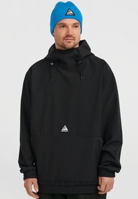 Zwarte pulloverjas met capuchon, met een voorzak en elastische manchetten. Gecombineerd met een felblauwe gebreide beanie met een logo.
