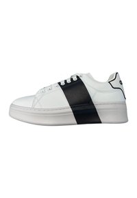 Sneaker bianco con una striscia nera lungo il lato, materiale in pelle, punta arrotondata, suola piatta in gomma e cinque passanti per i lacci.
