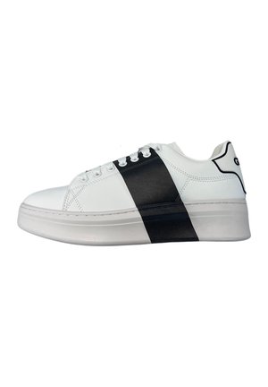 Sneaker bianco con una striscia nera lungo il lato, materiale in pelle, punta arrotondata, suola piatta in gomma e cinque passanti per i lacci.