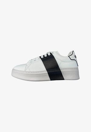 Sneaker bianco con una striscia nera lungo il lato, materiale in pelle, punta arrotondata, suola piatta in gomma e cinque passanti per i lacci.