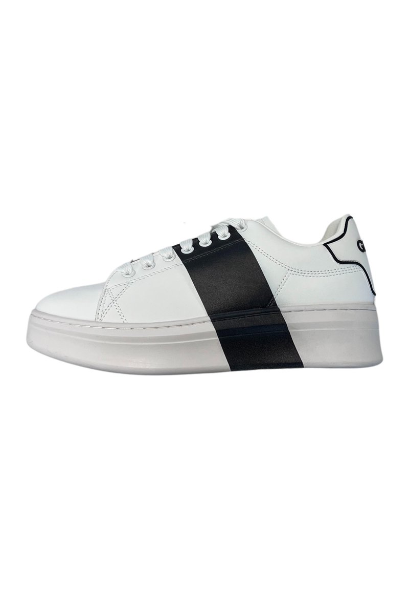 Sneaker bianco con una striscia nera lungo il lato, materiale in pelle, punta arrotondata, suola piatta in gomma e cinque passanti per i lacci.