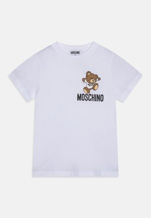 Weißes Baumwoll-T-Shirt mit einer Cartoon-Bären-Grafik auf der linken Brustseite und dem Schriftzug "Moschino" darunter in schwarzer Schrift. Kurze Ärmel, Rundhalsausschnitt.