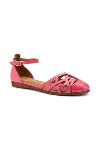 Sandalia plana de piel en un vibrante color rosa con diseño de recortes, correa en el tobillo y un acento de ante marrón. Presenta una punta redondeada y un tacón bajo.