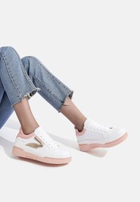 Scarpe Da Tennis Rosa Per Bambola 18 Pollici | Fatte Per American Girl