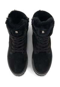 Zwarte enkellaarsjes van suède met een voering van nepbont, voorzien van zwarte veters, een rits aan de zijkant en een zilverkleurig logo-accent op de tong.
