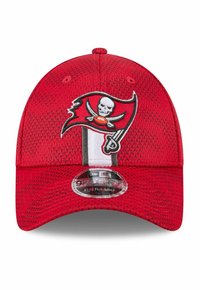 Rote Sportmütze mit einem gestickten Piratenflaggenemblem, das einen Totenkopf, gekreuzte Schwerter und einen Fußball über einem weißen vertikalen Streifen zeigt.