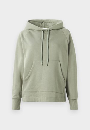 Lys grønn hettegenser med frontlomme og snor, med subtil brodert tekst på brystet.