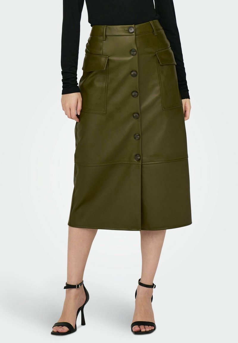 Jupe midi en similicuir vert olive avec six boutons sur le devant, deux grandes poches latérales et une silhouette droite.