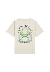 Beige katoenen T-shirt met een vlinderafbeelding omringd door bloemontwerpen en de tekst "LEEF VANDAAG" in vetgedrukt zwart lettertype op de achterkant.