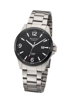 Montre-bracelet en titane avec cadran noir, index argentés, date à 3 heures et bracelet en maillons métalliques argentés.