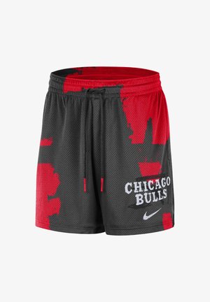 Pantalones cortos de baloncesto de malla en negro y rojo con cordón, texto "Chicago Bulls" y logo blanco de Nike en la pierna derecha.