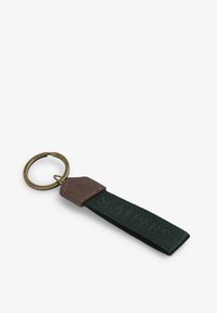 Llavero con anilla de latón, cinta trenzada verde oscuro y acento de cuero marrón con una marca en relieve. Diseño simple y funcional.