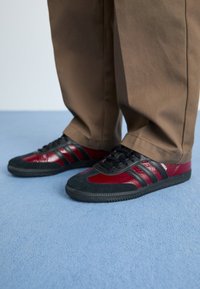 Não selecionado, shadow red/core black/silver met