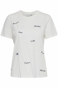 Camiseta de algodón blanca de manga corta, con palabras bordadas en navy que significan "amor" en varios idiomas, dispuestas artísticamente a lo largo de la tela.