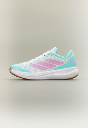 Hellblauer und weißer Laufschuh mit pinken Streifen und Gummisohle, seitlich auf neutralem Hintergrund gezeigt.