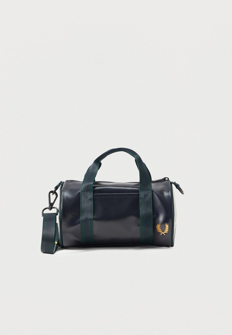 Μικρή μαύρη κυλινδρική τσάντα με σκούρες πράσινες λαβές και λουρί ώμου, με χρυσό έμβλημα δάφνης στο πλάι.