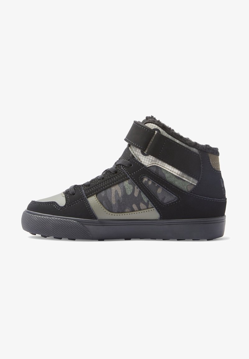 Basket montante avec panneaux en camouflage noir et gris, sangle rembourrée à la cheville, semelle en caoutchouc texturée et doublure en polaire visible au niveau du col.
