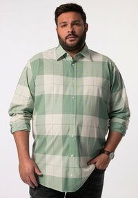 Camisa de cuadros verde y crema de botones, con mangas largas, que presenta un cuello clásico y un ajuste relajado, hecha de una tela ligera.