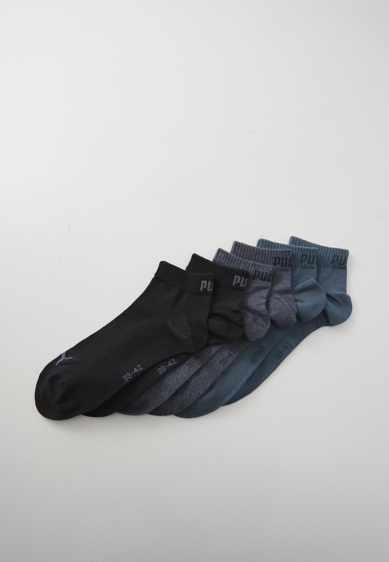 Conjunto de seis calcetines en diferentes tonos de negro, gris oscuro y azul. Mezcla de algodón con puños acanalados y etiquetas de tamaño en el pie.